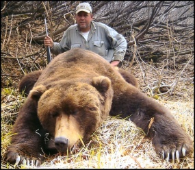 Guide Mark Bressler and 10' Cinnamon Brown Bear